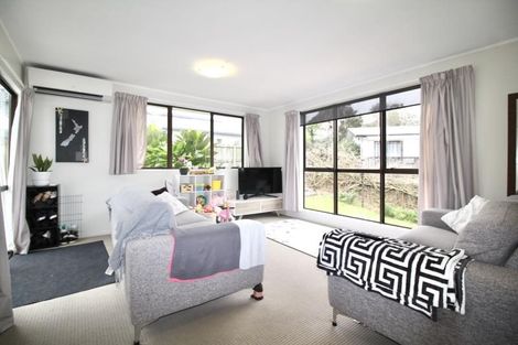 Photo of property in 1/8 Louise Place, West Harbour, Auckland, 0618