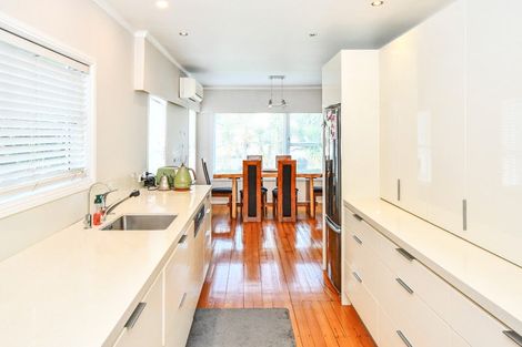 Photo of property in 2 Hillcrest Grove, Hillpark, Auckland, 2102