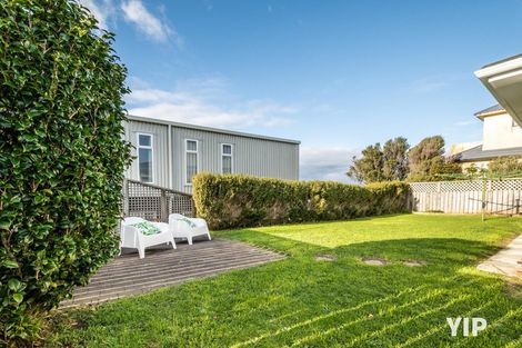 Photo of property in 1a Bennett Grove, Newlands, Wellington, 6037