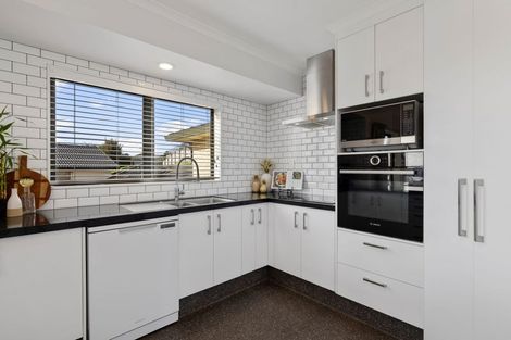 Photo of property in 17 Downing Place, Welcome Bay, Tauranga, 3112