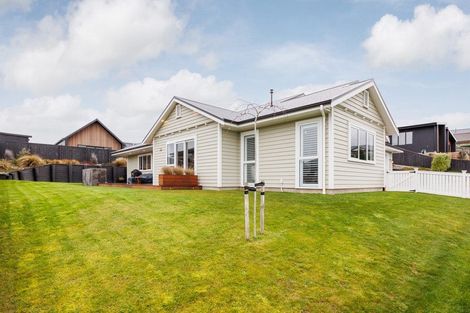 Photo of property in 44 Vaucluse Heights, Fitzherbert, Palmerston North, 4410