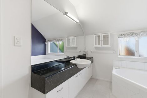 Photo of property in 17 Greystoke Lane, Avonhead, Christchurch, 8042