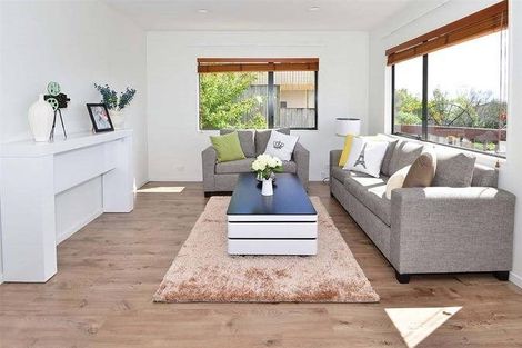 Photo of property in 1/21 Jumento Place, Unsworth Heights, Auckland, 0632