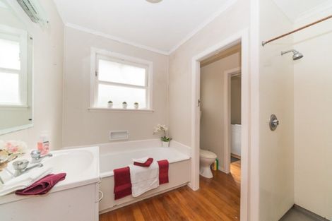 Photo of property in 2 Surrey Crescent, Hokowhitu, Palmerston North, 4410