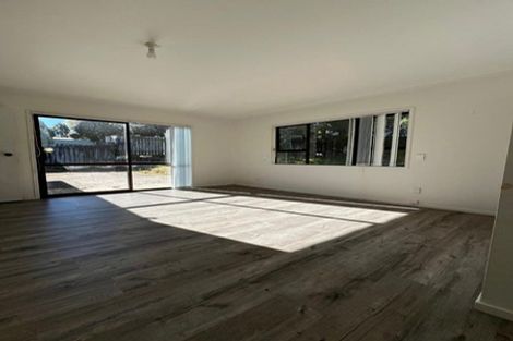 Photo of property in 28 Claverdon Drive, Massey, Auckland, 0614