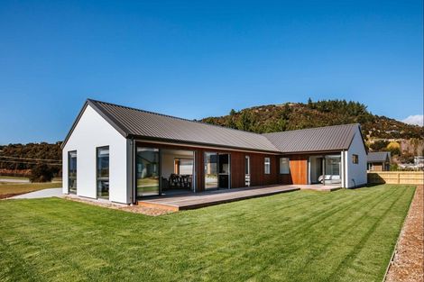 Photo of property in 19 Pounamu Avenue, Albert Town, Wanaka, 9305