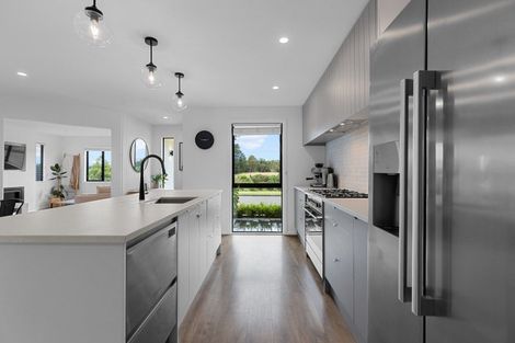 Photo of property in 43 Coutts Way, Fitzherbert, Palmerston North, 4410