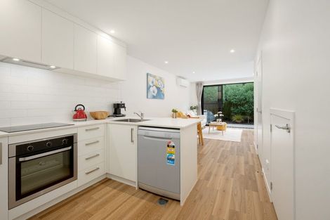 Photo of property in 22 Tokai Place, Glen Eden, 0602