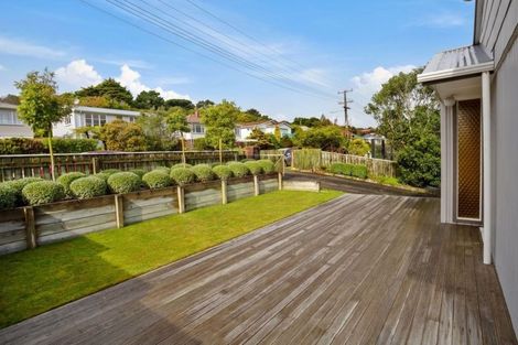 Photo of property in 40 Taylor Terrace, Tawa, Wellington, 5028