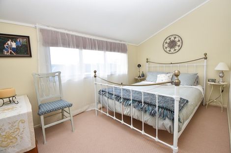 Photo of property in 8 Daffodil Grove, Carterton, 5713