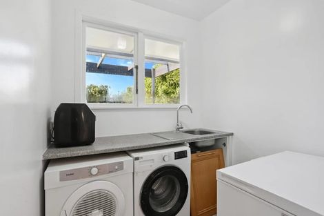 Photo of property in 15 Kingdale Road, Henderson, Auckland, 0610