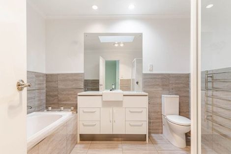 Photo of property in 16 Purchas Hill Drive, Stonefields, Auckland, 1072