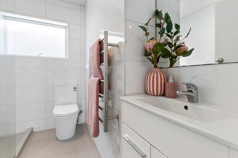 Photo of property in 2/16 Beach Road, Castor Bay, Auckland, 0620