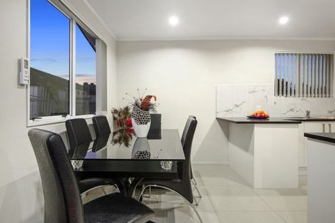 Photo of property in 2/17 Etherton Drive, Weymouth, Auckland, 2103