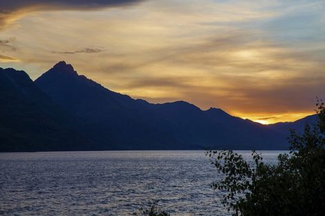 Photo of property in 78 Cedar Drive, Kelvin Heights, Queenstown, 9300