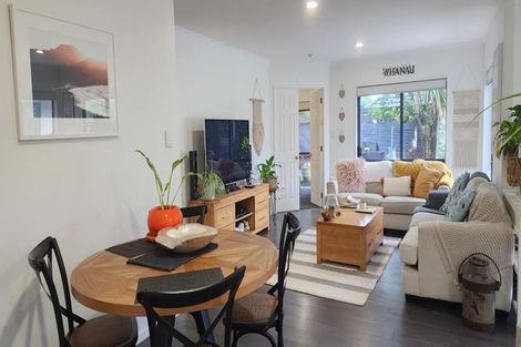 Photo of property in 38 Esther Place, Red Beach, 0932