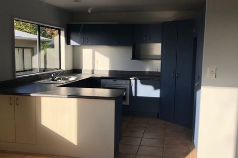Photo of property in 11 Felicity Place, Unsworth Heights, Auckland, 0632