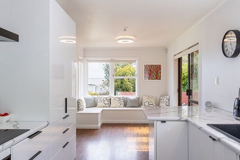 Photo of property in 16 Griffiths Grove, Newlands, Wellington, 6037