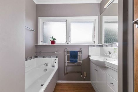 Photo of property in 4 Lynwood Place, Chedworth, Hamilton, 3210