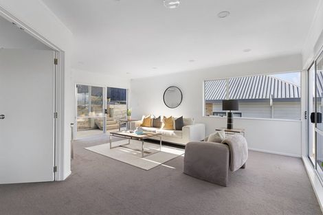 Photo of property in 2/9 Colmar Road, Mellons Bay, Auckland, 2014