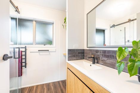 Photo of property in 19 Grassmere Road, Henderson Valley, Auckland, 0612