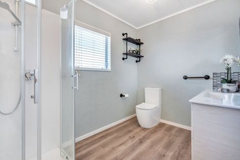 Photo of property in 18 Riverside Drive, Waiuku, 2123