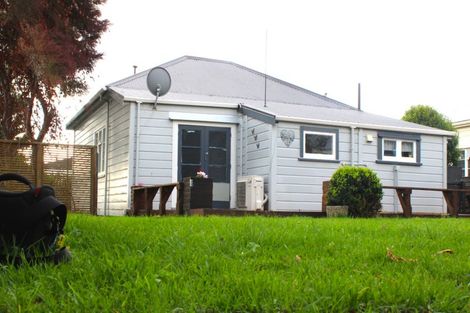 Photo of property in 2 Tawhiti Road, Hawera, 4610