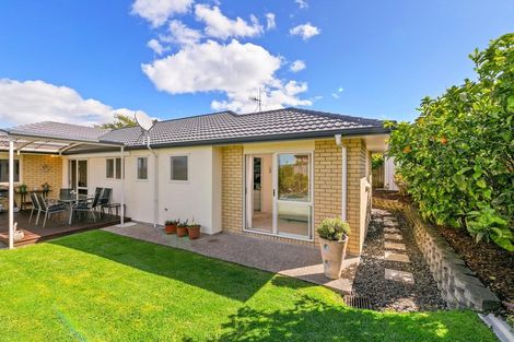 Photo of property in 27 Riverstone Road, Te Atatu Peninsula, Auckland, 0610