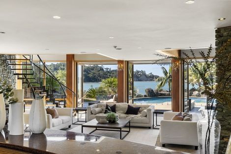 Photo of property in 104 Kauri Road, Laingholm, Auckland, 0604