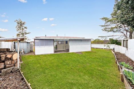 Photo of property in 10 Halcombe Place, Green Bay, Auckland, 0604