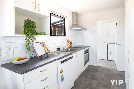 Photo of property in 27 Evesham Place, Newlands, Wellington, 6037