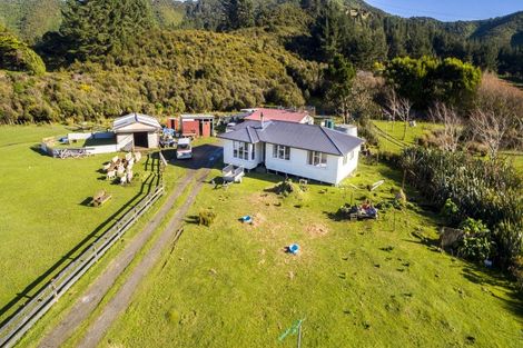 Photo of property in 147 Upper Fitzherbert Road, Wainuiomata, 5373