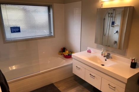 Photo of property in 98a Kawaha Point Road, Kawaha Point, Rotorua, 3010