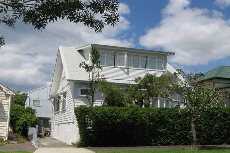 Photo of property in 10 Kiwi Road, Stanley Point, Auckland, 0624