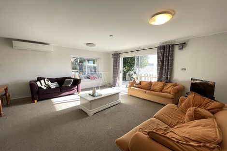 Photo of property in 2/14 Camilla Grove, Totara Vale, Auckland, 0629