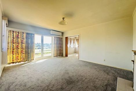 Photo of property in 32 Bond Crescent, Forrest Hill, Auckland, 0620