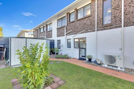 Photo of property in 2/502 Devon Street East, Strandon, New Plymouth, 4312