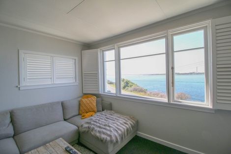 Photo of property in 82 Marine Parade, Bluff, 9814