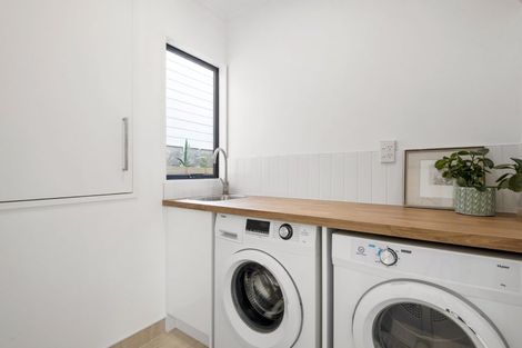 Photo of property in 2/12 Helicon Place, Totara Vale, Auckland, 0629