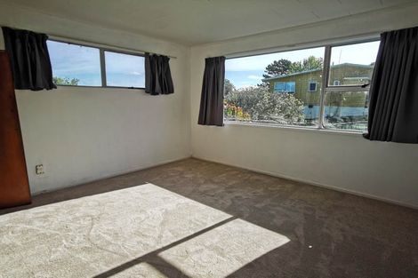 Photo of property in 38 Easton Park Parade, Glenfield, Auckland, 0629