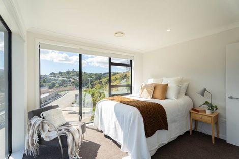 Photo of property in 2 Ara Paripari, Tawa, Wellington, 5028