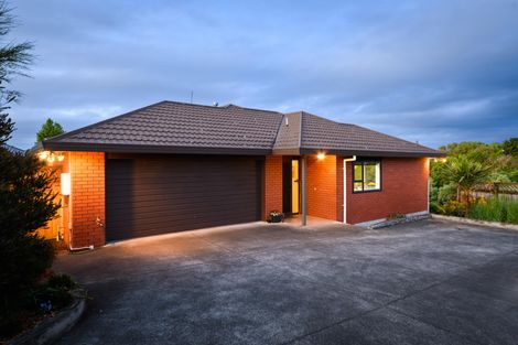 Photo of property in 11 Greenwood Place, Fitzherbert, Palmerston North, 4410