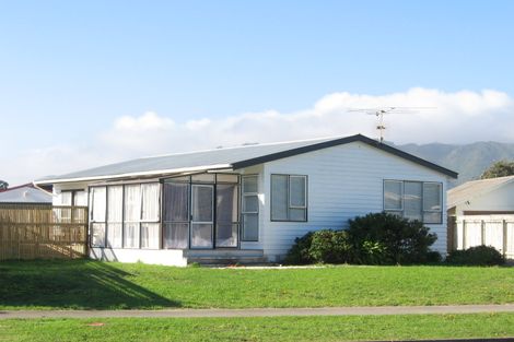Photo of property in 25 Reeves Street, Waikanae Beach, Waikanae, 5036