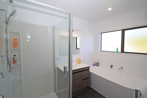 Photo of property in 32 Branch Road, Highlands Park, New Plymouth, 4312