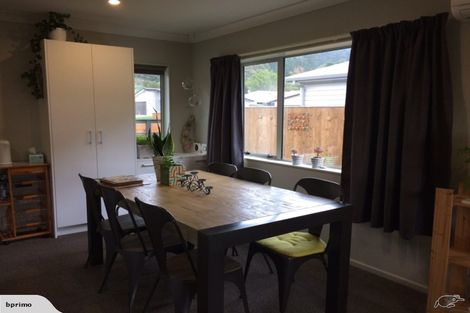 Photo of property in 28 Poppy Watts Grove, Stokes Valley, Lower Hutt, 5019