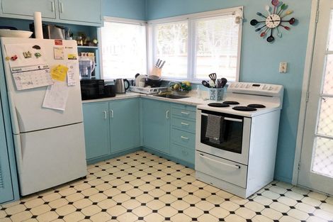 Photo of property in 2/8 Anne Road, Hillcrest, Auckland, 0627