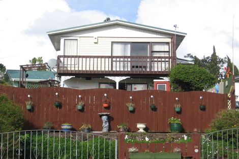Photo of property in 5 Noall Street, Te Atatu Peninsula, Auckland, 0610