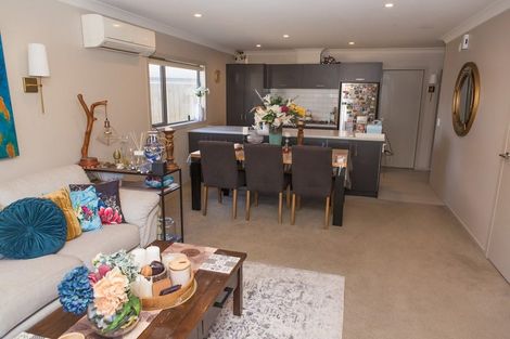 Photo of property in 8 Brindle Way, Newlands, Wellington, 6037