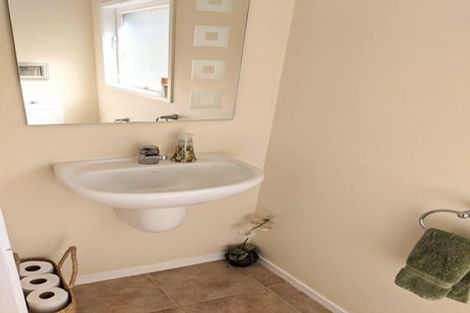 Photo of property in 90 Exmouth Road, Northcote, Auckland, 0627