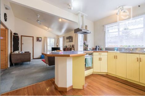 Photo of property in 26 Yeovil Road, Te Atatu Peninsula, Auckland, 0610